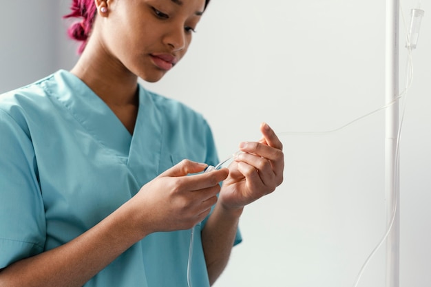 Free photo close up woman adjusting perfusion