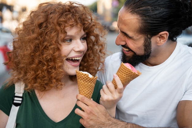 Бесплатное фото Крупным планом женщина и мужчина с мороженым