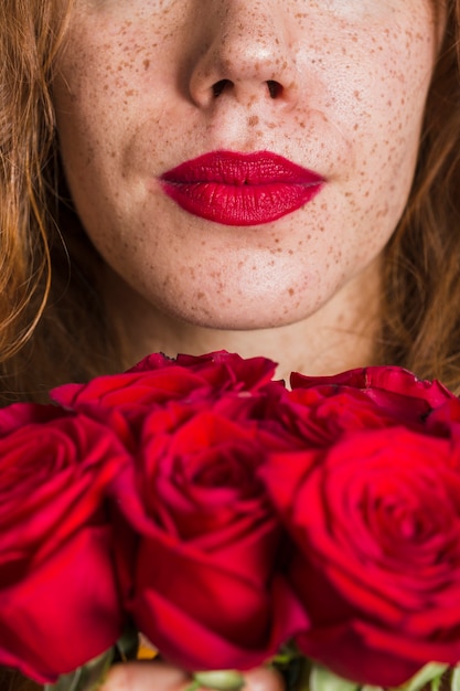 Free photo close-up woman and beautiful roses