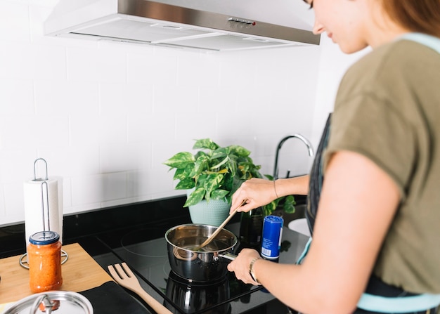 Free photo close-up of woman boiling water in the sauce pan