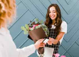 Foto gratuita mazzo d'acquisto della donna del primo piano dei fiori