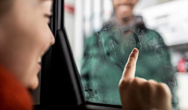 車の中で女性をクローズアップ