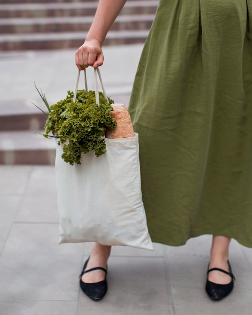 Free photo close-up woman carrying shopping bag