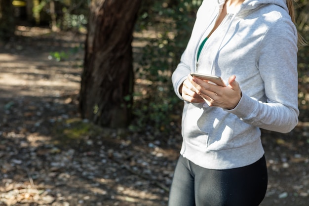 Foto gratuita primo piano della donna che controlla il suo cellulare dopo l'esecuzione