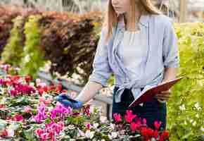 Бесплатное фото Крупным планом женщина, проверка на цветы