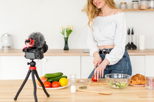 Foto gratuita donna del primo piano che cucina a casa