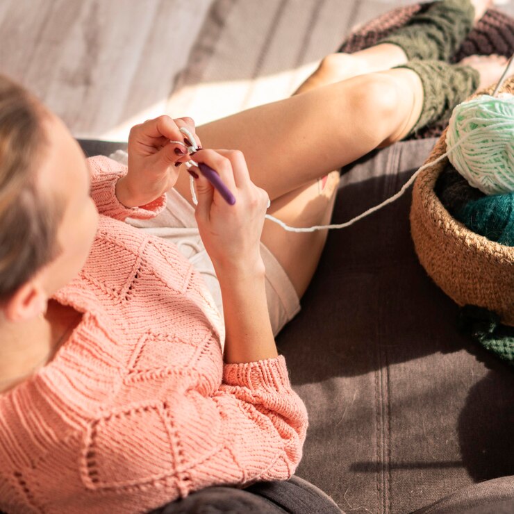 무료 Photo 근접 여자 crocheting 높은 각도
