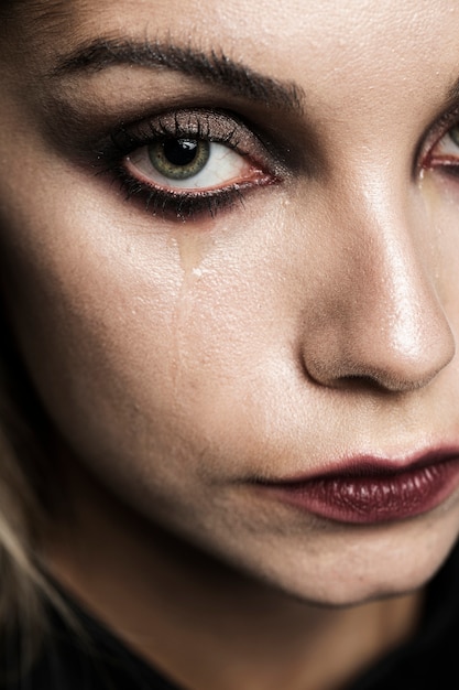 Free photo close-up of woman crying