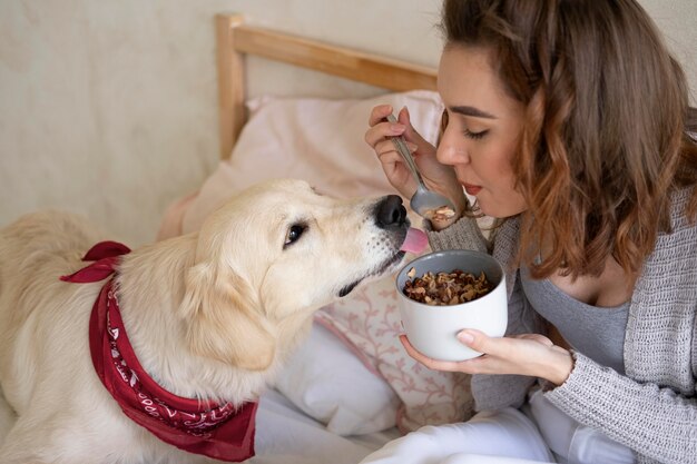 女性とかわいい犬をクローズアップ