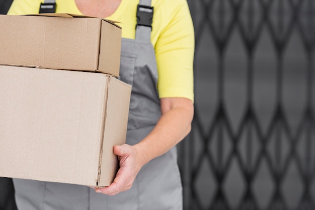 Free photo close-up woman delivering packages