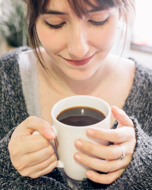 紅茶を飲む女性のクローズアップ