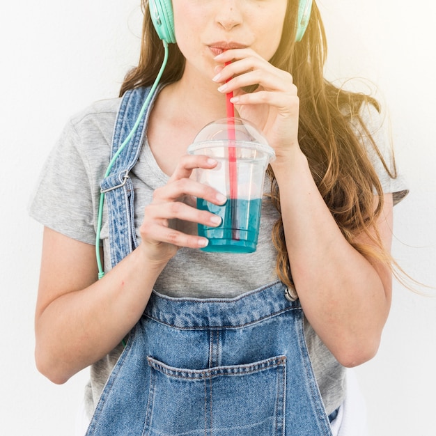 Foto gratuita primo piano della donna che beve cocktail con paglia