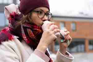 Free photo close-up woman drinking coffee