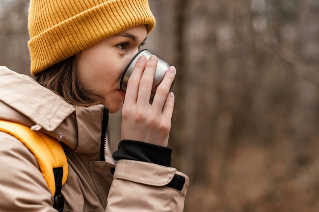 Chiuda sulla donna che beve caffè