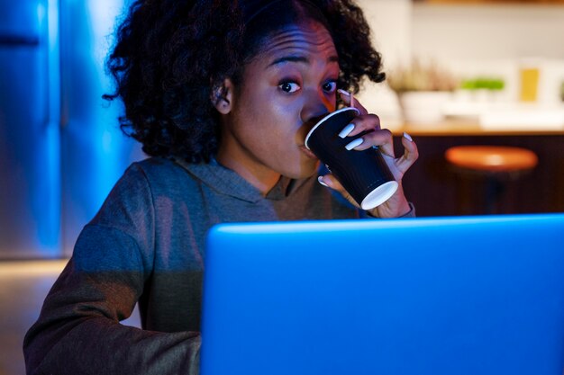 コーヒーを飲む女性をクローズアップ