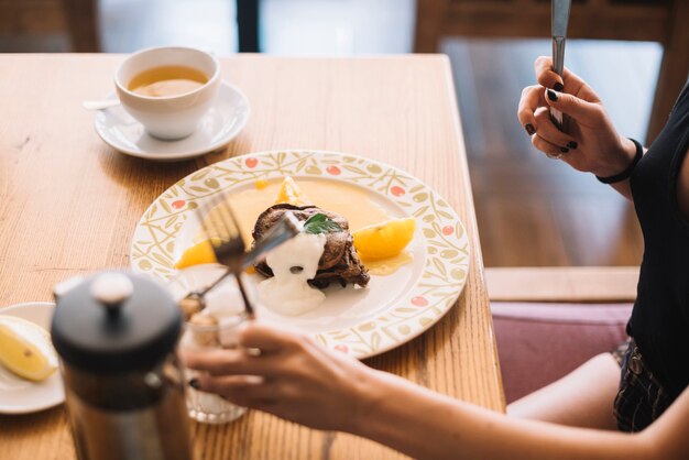 女性、クローズアップ、女、食べること、朝食、レストラン