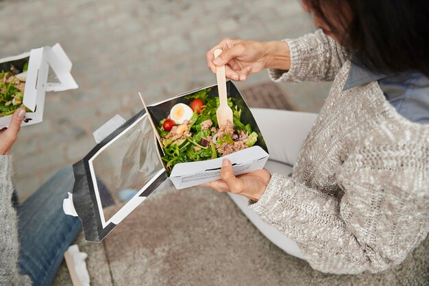 健康的な食べ物を食べる女性をクローズアップ