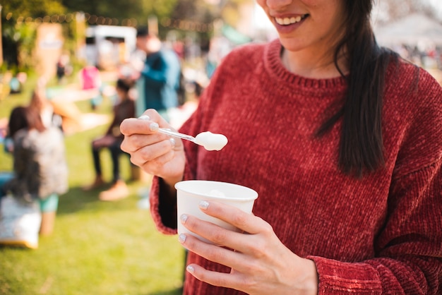 Foto gratuita donna del primo piano che mangia il gelato con il cucchiaio