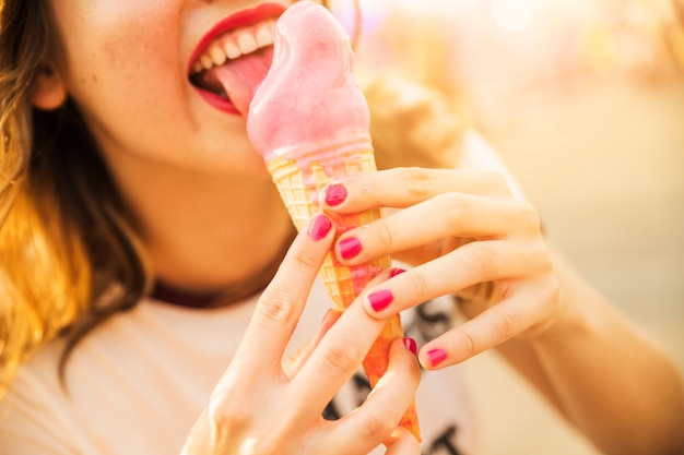 아이스크림을 먹는 여자의 근접 촬영