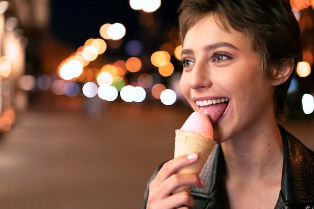Крупным планом женщина ест мороженое