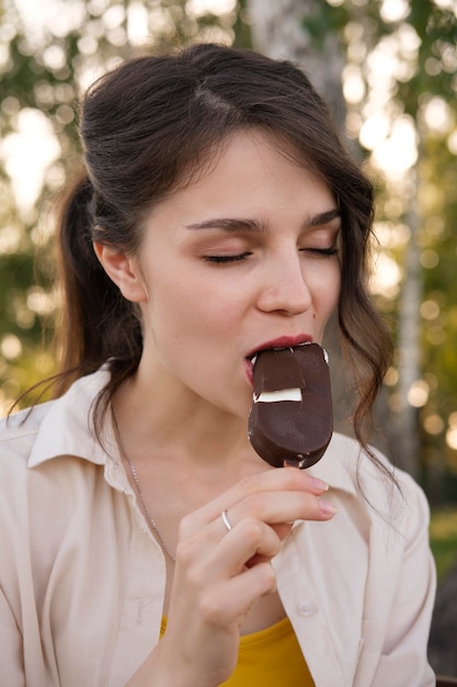 Primo piano donna che mangia il gelato ice