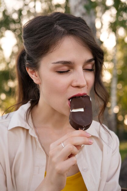 アイスクリームを食べる女性をクローズアップ