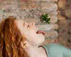 Free photo close up woman eating vegetable