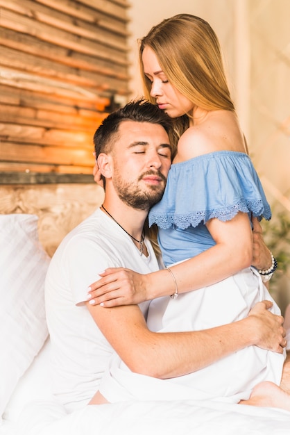 Foto gratuita primo piano di una donna che abbraccia uomo sul letto