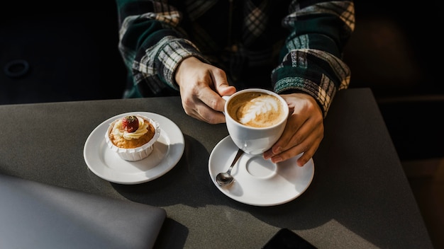 Primo piano di una donna che gode di una pausa caffè