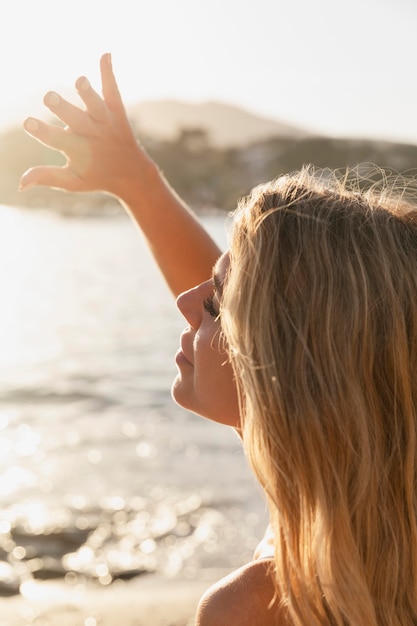 Foto gratuita primo piano su una donna che si gode il mare