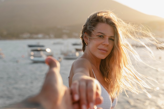 Primo piano su una donna che si gode il mare