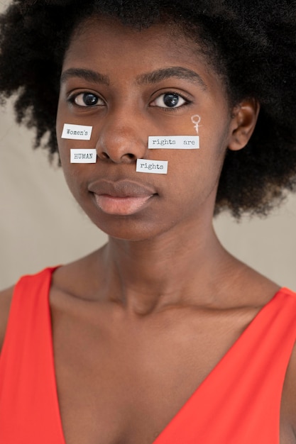 Foto gratuita primo piano sulla donna che esprime il messaggio della rivoluzione