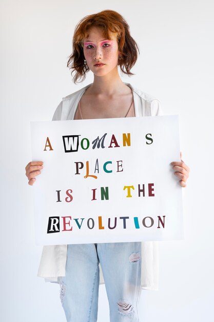 Крупным планом женщина, выражающая сообщение революции