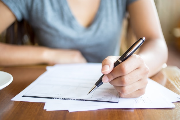 Free photo close-up of woman filling application form