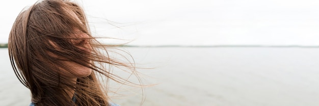 Foto gratuita donna del primo piano libera in riva al mare