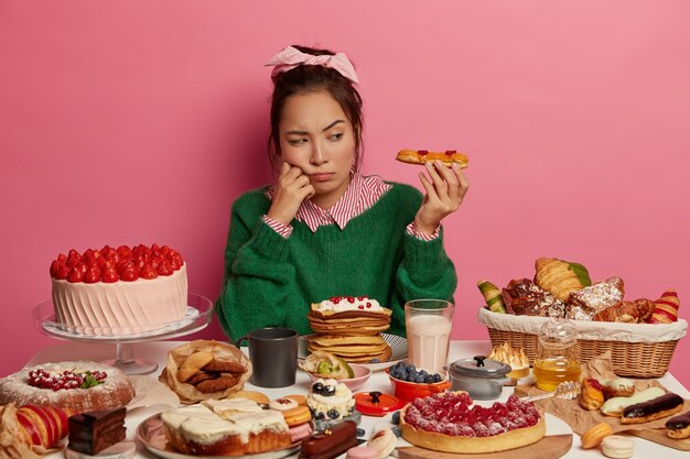 Крупным планом женщина, имеющая полезную сладкую еду