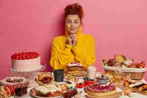 Free photo close up on woman having a wholesome sweet meal