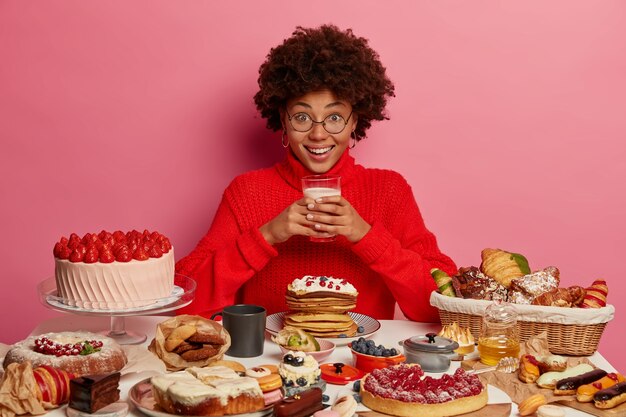 Free photo close up on woman having a wholesome sweet meal