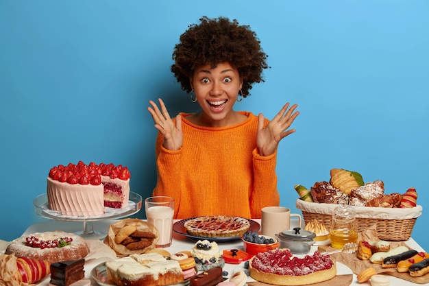 Free photo close up on woman having a wholesome sweet meal