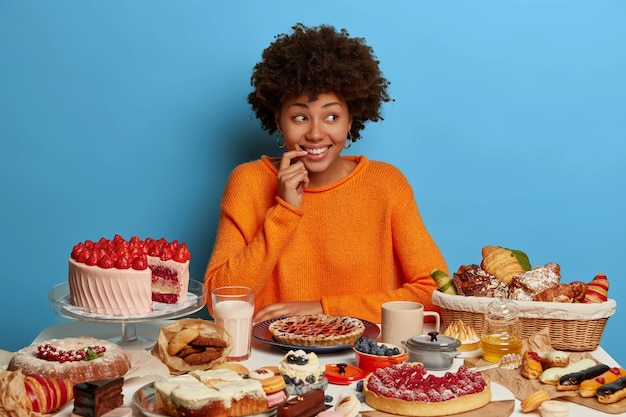 Foto gratuita primo piano sulla donna con un sano pasto dolce