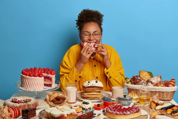 Free photo close up on woman having a wholesome sweet meal