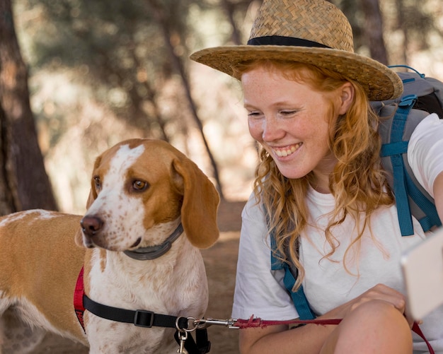 楽しい時間を過ごしているクローズアップの女性と彼女の犬