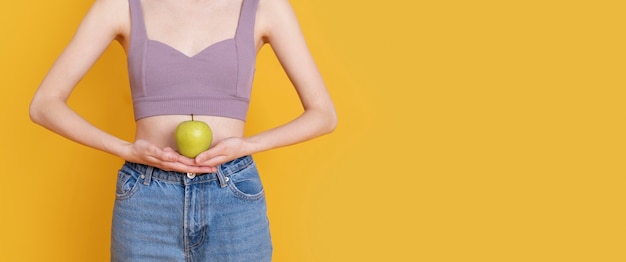 Free photo close up  woman holding apple