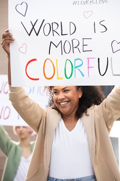 Free photo close up woman holding banner