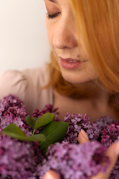 Primo piano donna che tiene in mano bellissimi fiori beautiful