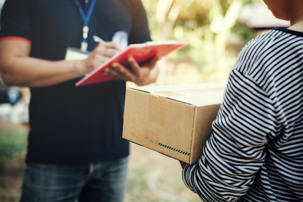 Free photo close up woman holding box with service delivery and holding a board