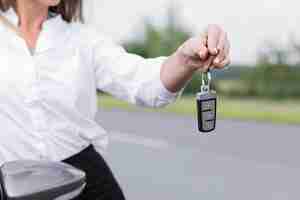 Free photo close-up woman holding car keys