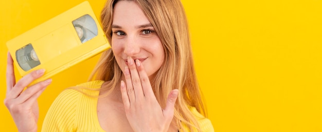 Foto gratuita cassetta della tenuta della donna del primo piano