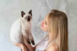 Бесплатное фото Крупным планом женщина, держащая кошку