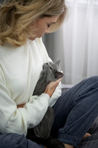 Foto gratuita primo piano donna che tiene gatto